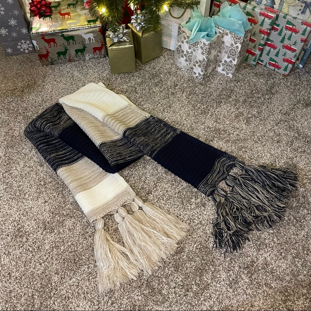 NWOT Beautiful Calvin Klein knit scarf - Picture 2 of 5